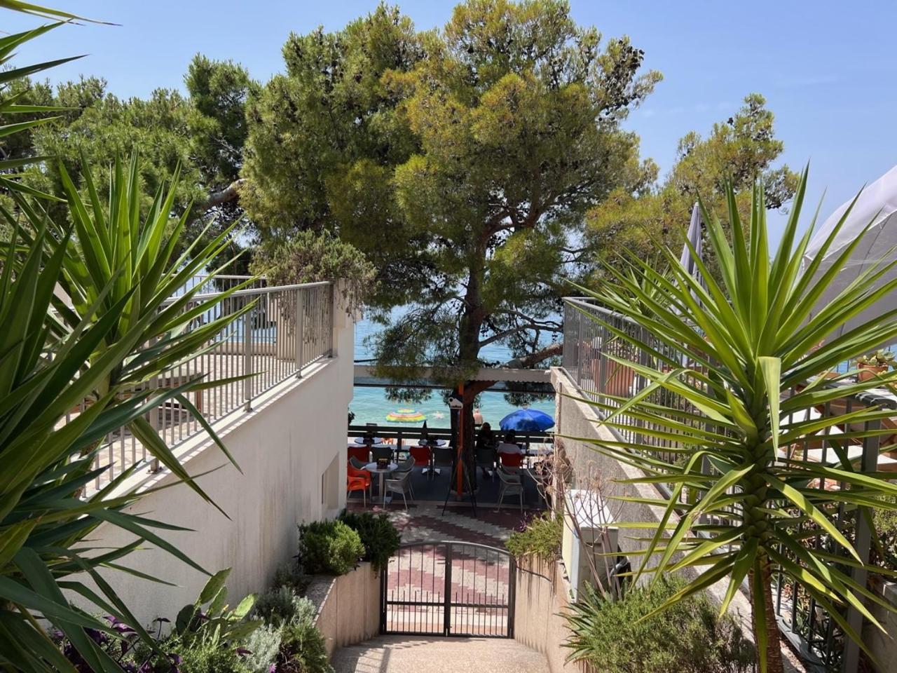 Beachfront Comfort Apartment Nives Tucepi Exterior photo